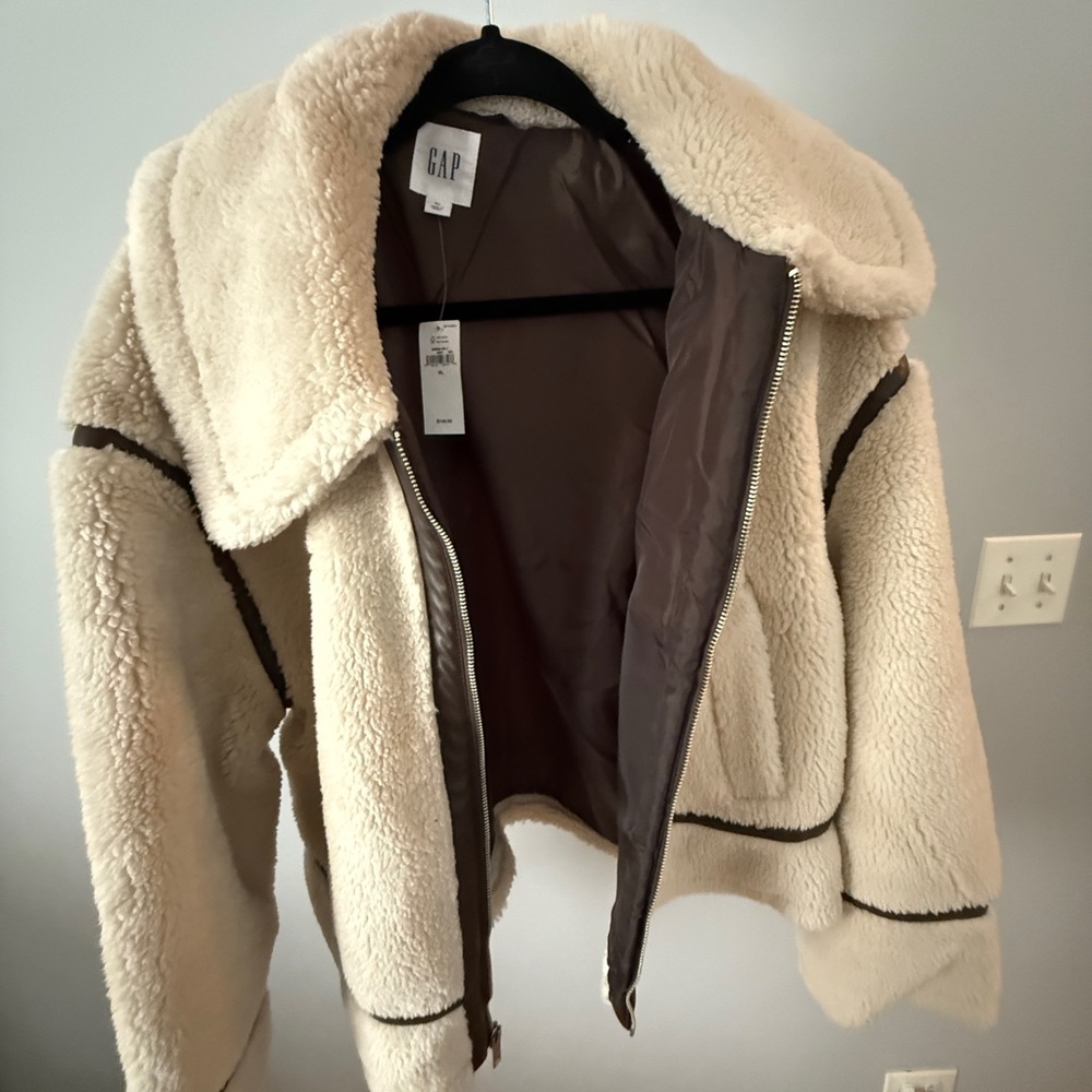 GAP Women's Relaxed Cropped Sherpa Jacket Beige Brown